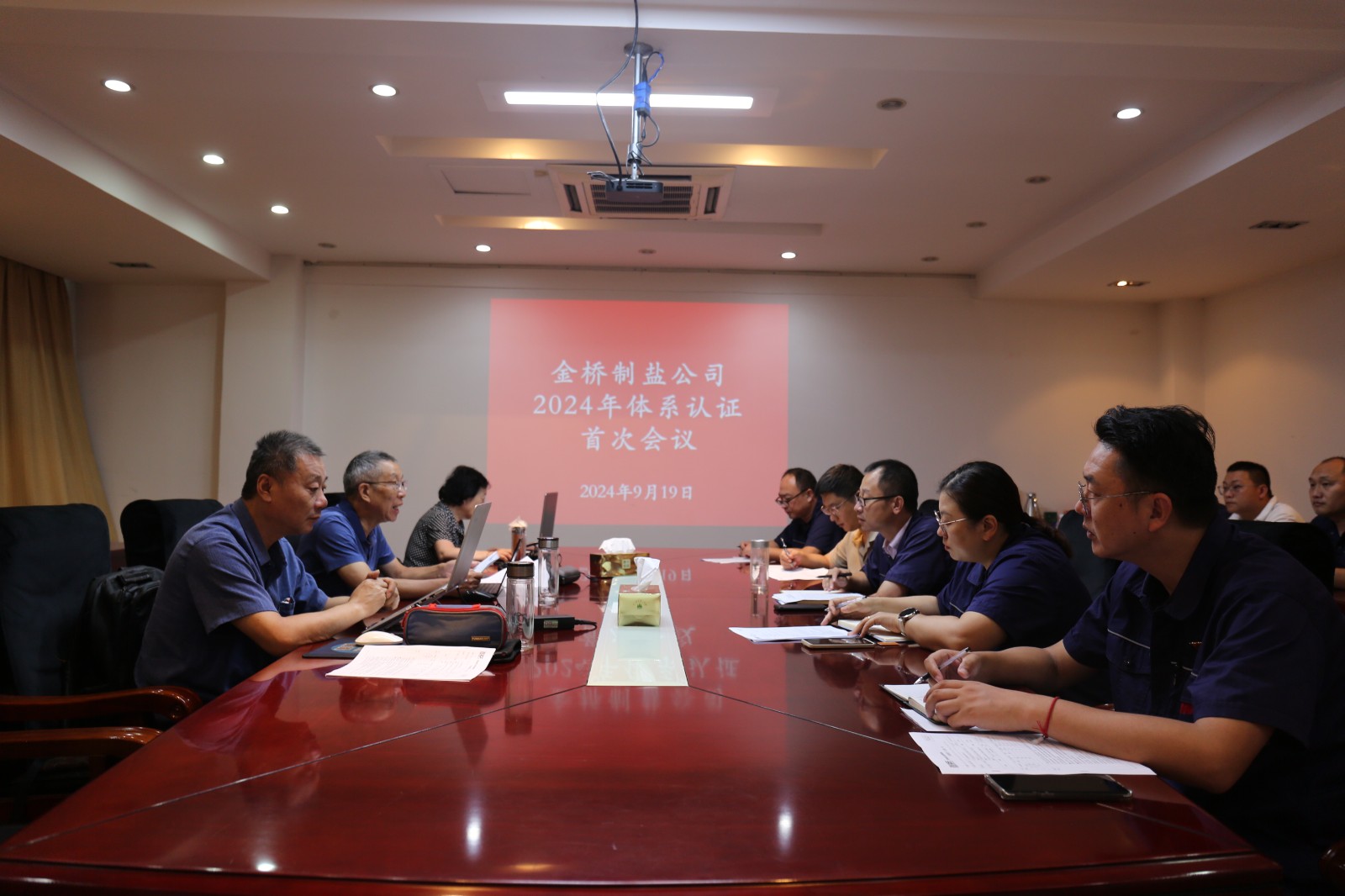 近日，金橋制鹽公司通過北京世標認證中心審核，給予食品安全管理體系、環(huán)境管理體系和職業(yè)健康安全管理體系認證“保持認證資格”的監(jiān)督審核結(jié)論，給予質(zhì)量管理體系認證“再次注冊”的再認證審核結(jié)論。通過審核，是對公司精細化管理成果的檢驗，促進公司內(nèi)控管理水平持續(xù)提升。（李曉月）