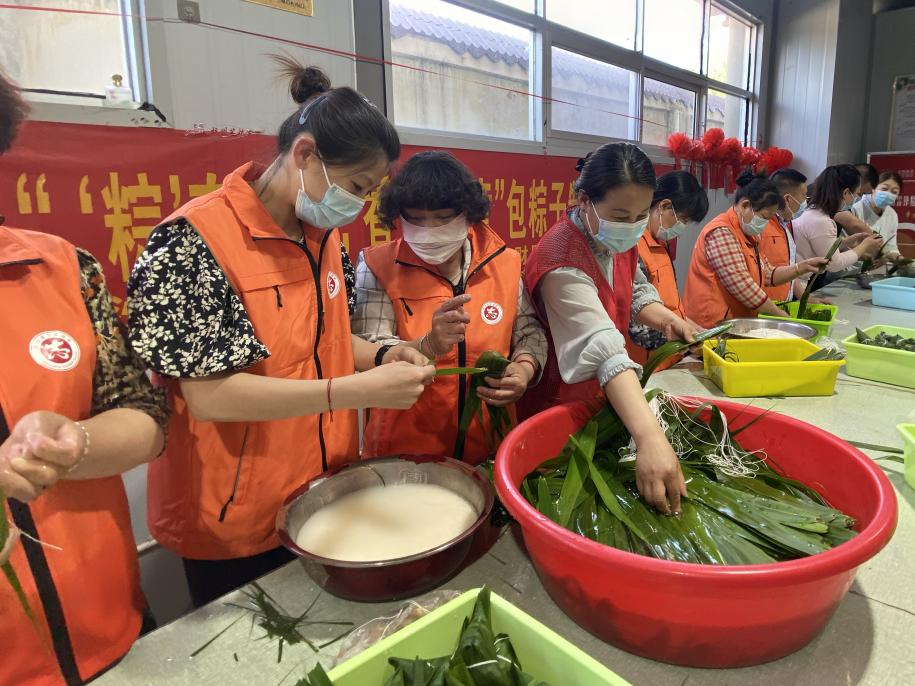 青口供電所黨支部聯(lián)合生產(chǎn)生活服務中心分會、黃沙坨社區(qū)，共同舉辦“悠悠艾草香 濃濃端午情”系列活動。.png